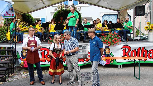 Zum Städtlefest Stühlingen gehörten eine feierliche Eröffnung mit Salutschüssen der Kanoniere, das Badner Lied und der Fassanstich durch ...