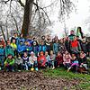 Die Dritt- und Viertklässler der Grundschule Bohlingen pflanzen mit Gewässerwart Sergej Ullmann und seinen Kollegen des ...
