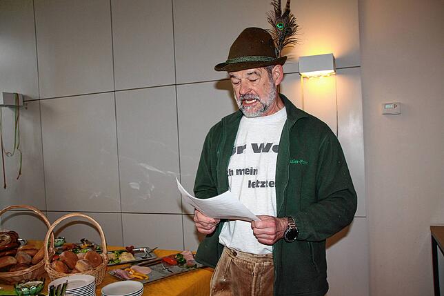 Hauptamtsleiter Michael Wenzler fragt sich beim Narrenfrühstück, woher die Gemeinde das viele Geld für die Investitionen hernehmen soll.