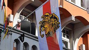 Die Fahne des Narrengerichts am Bürgerhaus Adler Post: Im kommenden Jahr stehen neben dem üblichem Fasnacht-Programm auch noch die ...