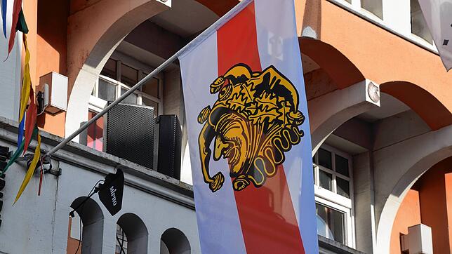 Die Fahne des Narrengerichts am Bürgerhaus Adler Post: Im kommenden Jahr stehen neben dem üblichem Fasnacht-Programm auch noch die ...