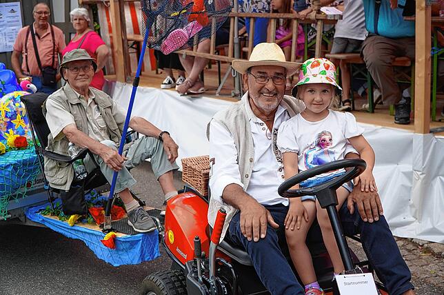 Bild 9: Ausgelassene Stimmung bei dem Dorffest in Tengen-Watterdingen