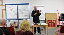 Johannes Stockmayer, hier bei einer Veranstaltung vor Beginn der Pandemie, sprach im De&lsquo;ignis-Wohnheim über die Gestaltung von ...