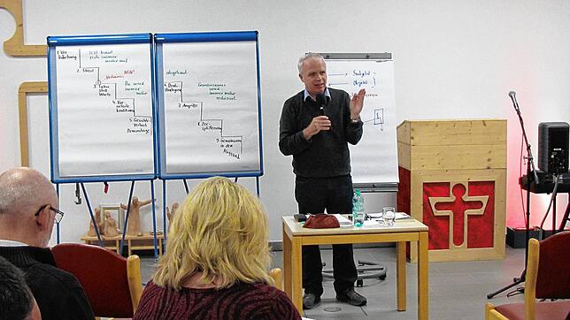 Johannes Stockmayer, hier bei einer Veranstaltung vor Beginn der Pandemie, sprach im De&lsquo;ignis-Wohnheim über die Gestaltung von ...