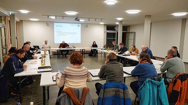 Der Rickenbacher Gemeinderat an einer Sitzung, die im Frühjahr 2023 ausnahmsweise nicht im Rathaus, sondern in der Grundschule ...