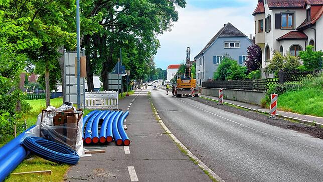 Am Dienstag, 20. August, ist der Rad- und Fußweg auf dieser Fahrbahnseite freigegeben, das Arbeiten gegenüber stattfinden. Doch das ...