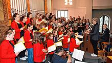 Sänger gesucht: Der Kirchenchor Herz Jesu in Unterlauchringen beim letztjährigen Patrozinium, braucht Verstärkung. Vorn rechts ...