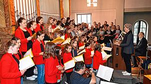 Sänger gesucht: Der Kirchenchor Herz Jesu in Unterlauchringen beim letztjährigen Patrozinium, braucht Verstärkung. Vorn rechts ...