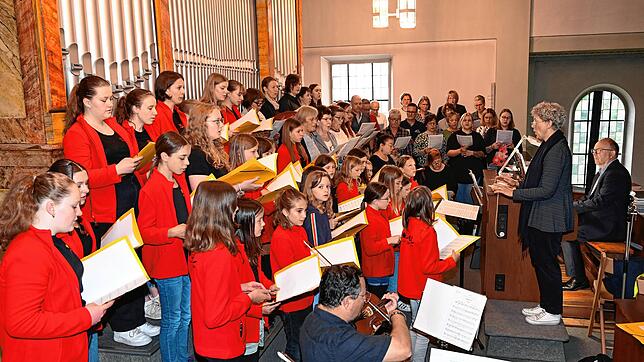 Sänger gesucht: Der Kirchenchor Herz Jesu in Unterlauchringen beim letztjährigen Patrozinium, braucht Verstärkung. Vorn rechts ...