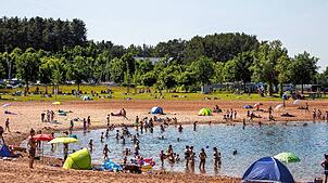 Der Brombachsee in Bayern (Archivbild). In dem Badesee in Mittelfranken hat ein Wels mindestens fünf Badegäste verletzt. Ein Polizist ...