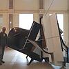 Klaus Ulrich betrachtet sein Highlight der Ausstellung erneut: die Skulptur Polyrhythmic Walkabout (entstanden 2008) von Sebastian Kuhn.