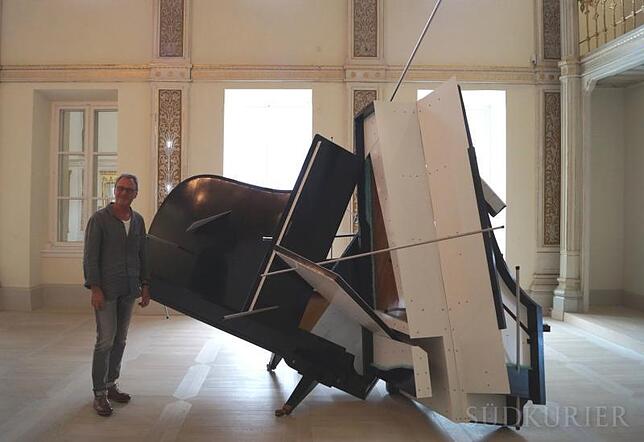 Klaus Ulrich betrachtet sein Highlight der Ausstellung erneut: die Skulptur Polyrhythmic Walkabout (entstanden 2008) von Sebastian Kuhn.