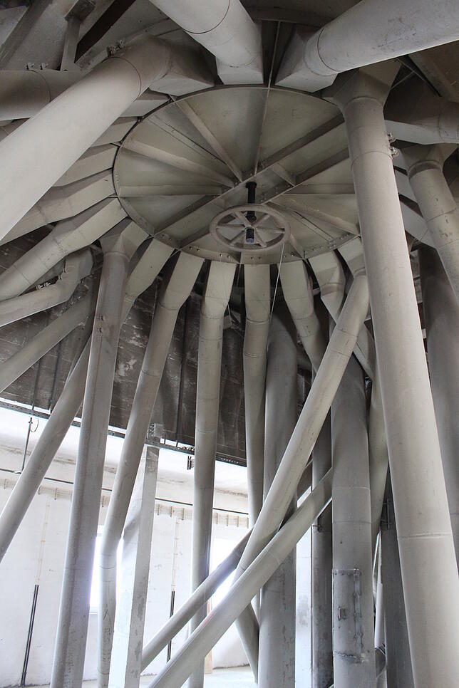 Ganz oben im ZG-Gebäude findet sich der Verteiler für die unterschiedlichen Silos. Je nach Getreide und Nutzung wird das Drehkreuz in ...