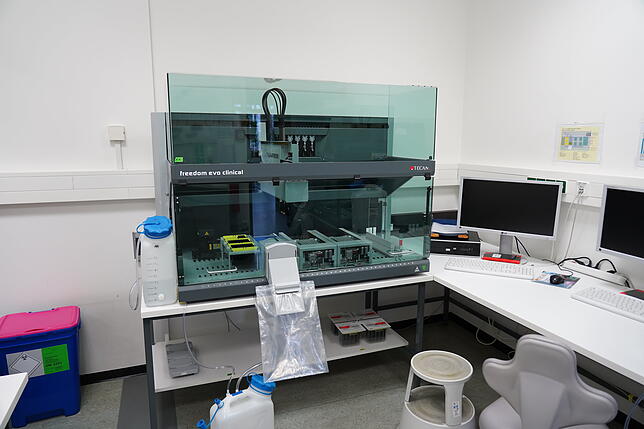 Die Roboter des Instituts filtern DNA aus vorbereiteten Flüssigkeiten.