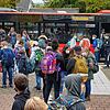 Freitagmittag, 9. Oktober, kurz nach 13 Uhr an der Bushaltestelle am Gloria-Theater in Bad Säckingen. Viele Schüler warten auf die ...
