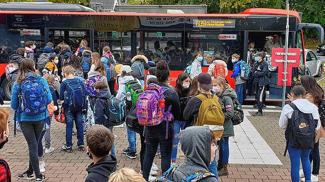 Freitagmittag, 9. Oktober, kurz nach 13 Uhr an der Bushaltestelle am Gloria-Theater in Bad Säckingen. Viele Schüler warten auf die ...