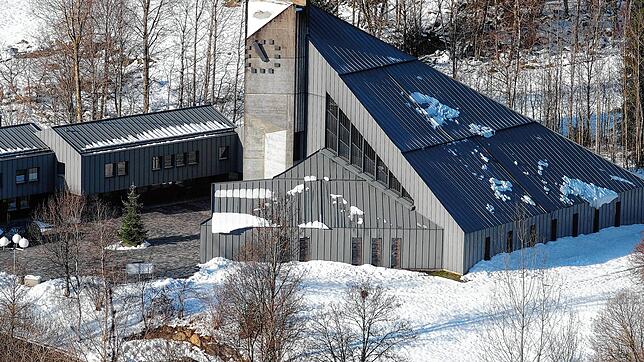 Die bald 50 Jahre alte, aber immer noch &bdquo;neue&ldquo; Pfarrkirche Menzenschwand.