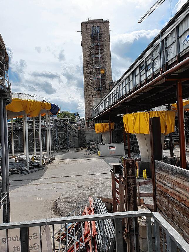 Über diesen langen Steg über die Baustelle laufen Bahnreisende derzeit vom alten Bahnhofsgebäuden zu den weit nach außen verlegten ...