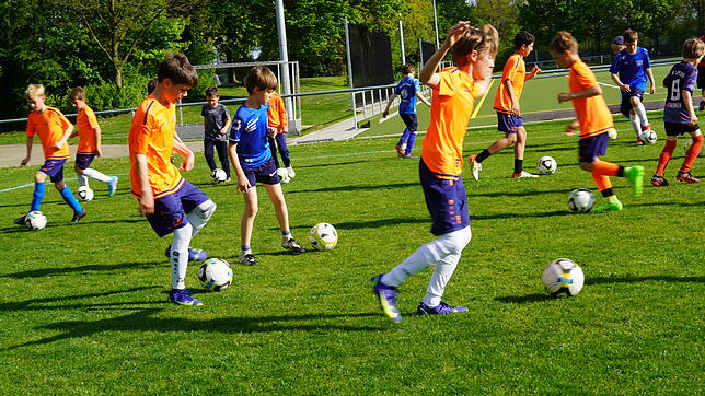 Dribbeln, Jonglieren und laufen, laufen, laufen: Das Fördertraining der Gehrenbergtalente ist anstrengend, macht den Jugendlichen aber ...