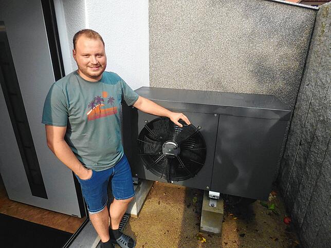 Das Außengerät des Wärmepumpensystems saugt hier die Luft an. Anschließend wird die Luft mit Hilfe von Strom verdichtet, sodass Wärme ...