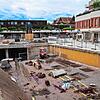 Aktuell sieht der Marktplatz so aus. Ein sechs Meter tiefes Loch klafft in dem Bereich, wo die neue Einfahrt vorbereitet wird.