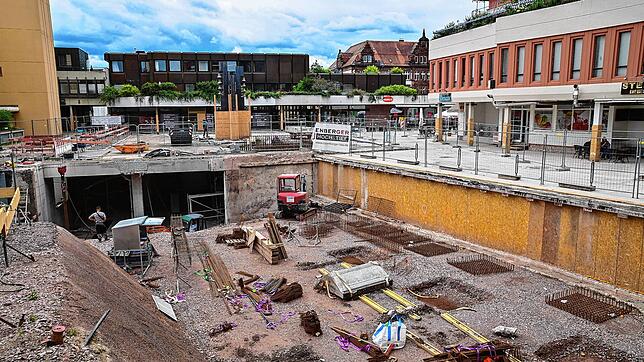 Aktuell sieht der Marktplatz so aus. Ein sechs Meter tiefes Loch klafft in dem Bereich, wo die neue Einfahrt vorbereitet wird.
