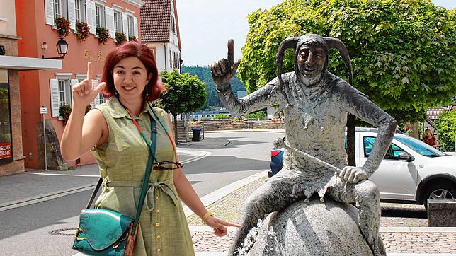 Yasamin Lashgari und ihre Familie fühlen sich in Stockach wohl. Hier steht sie an einer der bekanntesten Stellen in der Innenstadt, dem ...