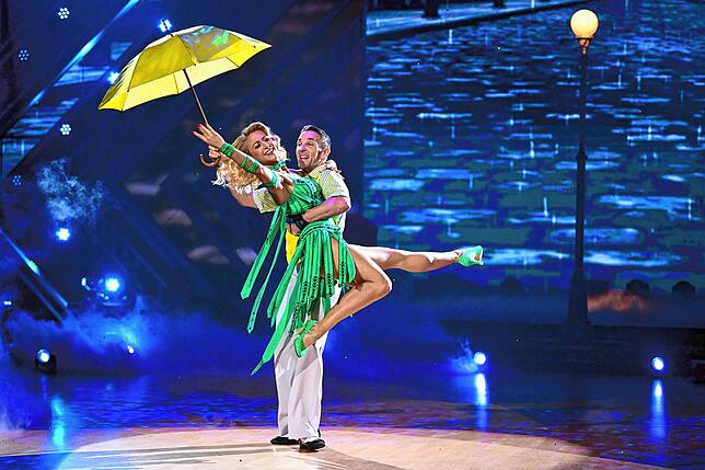 Mark Keller und Kathrin Menzinger tanzen zu „Singin‘ In The Rain“. Alle Infos zu „Let‘s Dance“ auf www.rtlplus.com