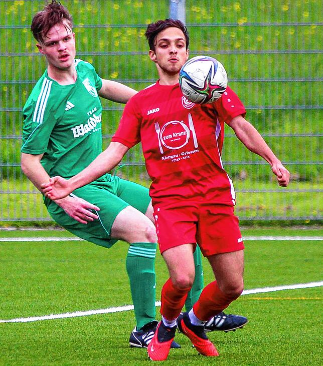 Verletzt: Maximilian Tröndle (vorn auf dem Archivbild) schied beim 3:2 des FC Grießen gegen den FC Bergalingen mit Verdacht auf ...