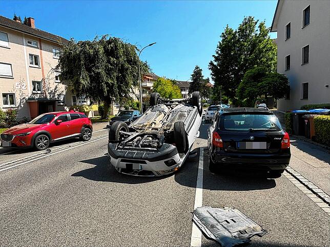 Ein Auto blieb nach dem Unfall auf dem Dach liegen, eine Person darin konnte sich selbstständig befreien.
