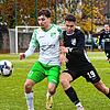 Der Donaueschinger Lars Ganzhornc (links) im Zweikampf mit Justin Reiser vom FC Gutmadingen.
