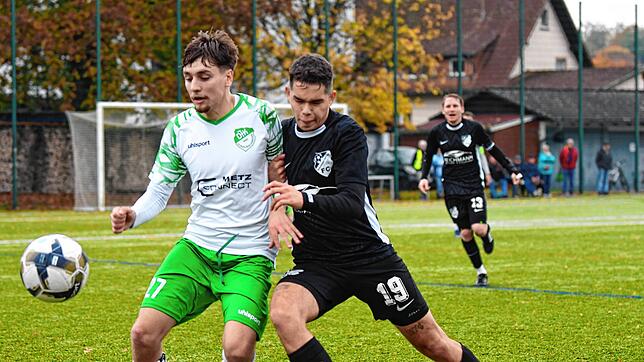 Der Donaueschinger Lars Ganzhornc (links) im Zweikampf mit Justin Reiser vom FC Gutmadingen.