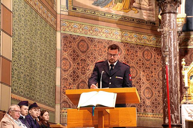 Bild 1: Floriansmesse mit den Feuerwehrabteilungen des Landkreises