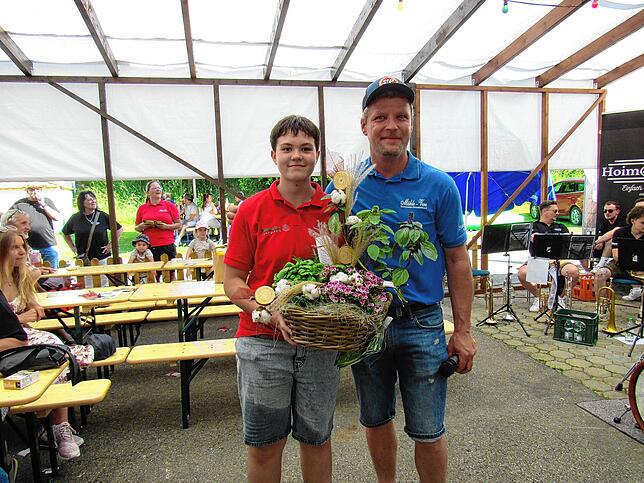 Thomas Schneider (re.) mit einem der glücklichen Gewinner nach dem Entenrennen.