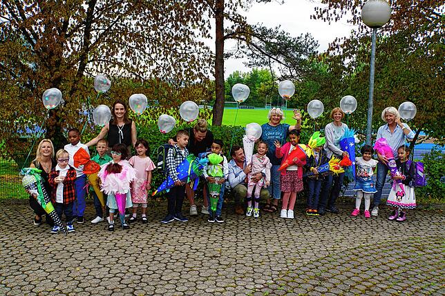 Schulanfang der altersgemischten Klassen an der Haldenwangschule mit den Lehrerinnen (von links) Maike Hotzel, Laura Gabele, Tanja ...