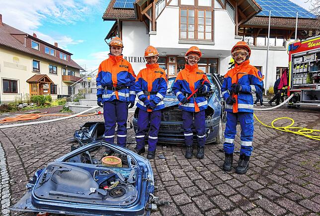 Die Feuerwehrjugend vor den vollendeten Tatsachen.