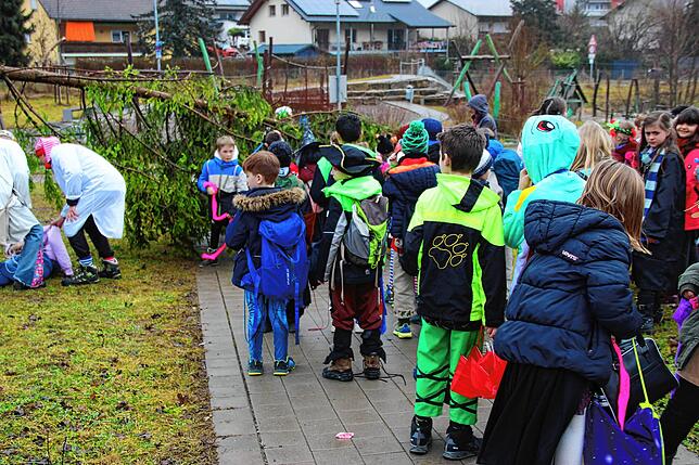 Jedes Schulkind hatte in diesem Jahr ein buntes Band mitgebracht und durfte damit den Narrenbaum schmücken. Bild Lucia van Kreuningen