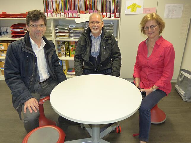Bürgermeister Georg Riedmann, Hubert Roth und Rektorin Julie Adam stellen im Januar 2018 die neuen modularen Ausweichräume der ...