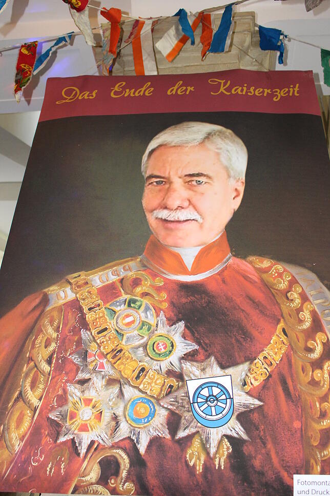 "Das Ende der Kaiserzeit" – so der Titel des großen Bildes im Rathaus-Foyer.