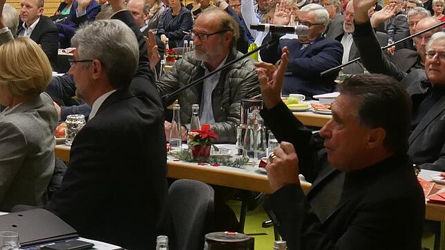 Im Kreistag Sitznachbarn &ndash; aber nur selten einer Meinung: Michael Thater und Klaus Denzinger.