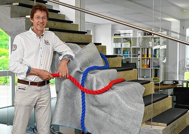 Jörg Tritthardt zeigt in seinem Büro in Radolfzell die Materialien für die Verhüllung des Triumphbogens in Paris. Während der Stoff fast ...