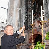 Das Anzünden der Kerzen gehört auch zu den Aufgaben von Herbert Siebenrock.