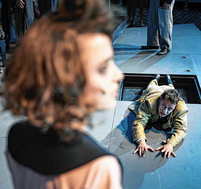 Ihr Verlobter (Julian Mantaj) entschwindet ins Jenseits, die disseitigen Missstände sieht Mathilda (Sarah Siri Lee König) dafür jetzt ...