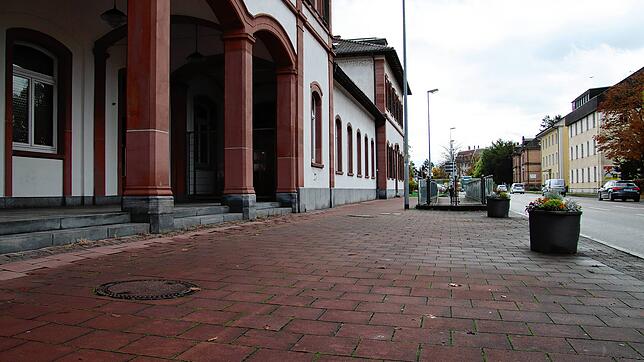 Der Gemeinderat hat entschieden: Vor dem Waldshuter Bahnhofsgebäude sollen in Zukunft 18 Fahrradbügel zur Verfügung stehen.