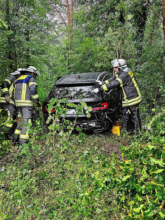 Einsatzkräfte der Feuerwehr Radolfzell bei einem Auto, das auf der B33 von der Fahrbahn abgekommen ist.
