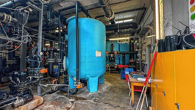 Ein Blick in den Technikraum. Zwei Wasserkreisläufe befinden sich darin. Der blaue Filter im Vordergrund gehört zum Babybecken. Dahinter ...