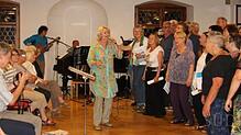 Ein mitreißendes Abschlusskonzert präsentierten die Teilnehmer des Rock-und Popchorworkshops "Ü60" im Kapitelsaal mit Dozentin Jane ...