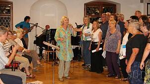 Ein mitreißendes Abschlusskonzert präsentierten die Teilnehmer des Rock-und Popchorworkshops "Ü60" im Kapitelsaal mit Dozentin Jane ...