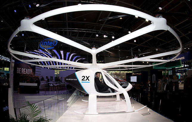 Eine Passagier-Drohne Volocopter 2x steht am Stand von Intel bei der Digitalisierungsmesse Cebit. Das "Lufttaxi" bietet Platz für zwei ...