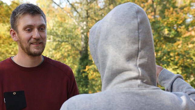 Yasmin Müller (Name von der Redaktion geändert) im Gespräch mit dem Psychologen Mario Schweizer.